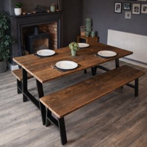 طاولة طعام مع 2 مأدبة